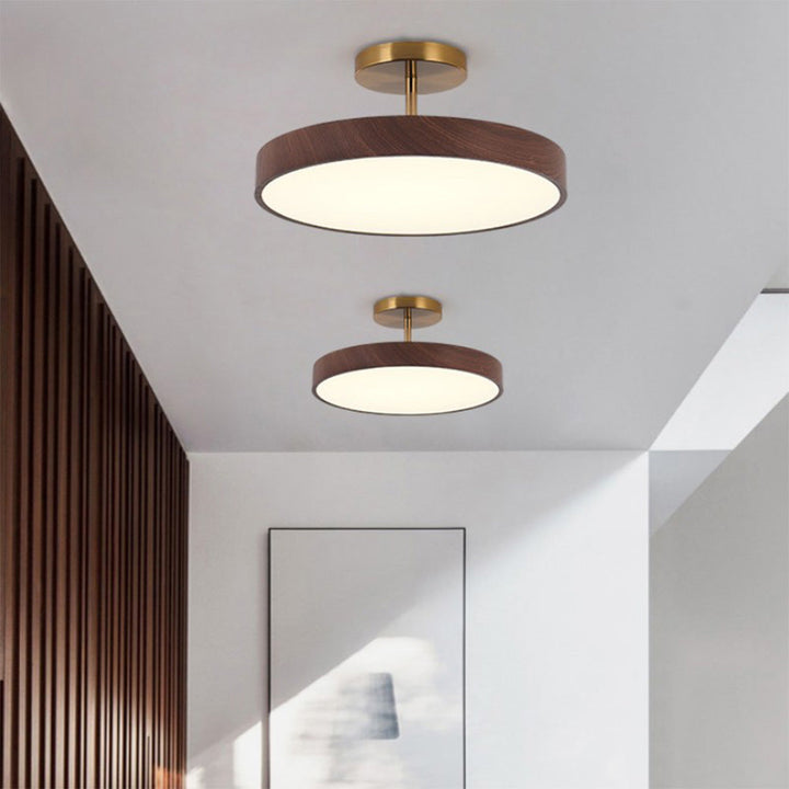 Scandinavische Plafondlamp met Houtlook & Goudkleurig Montuur