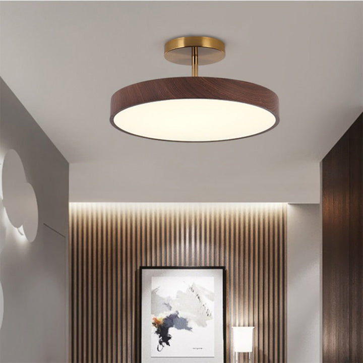 Scandinavische Plafondlamp met Houtlook & Goudkleurig Montuur