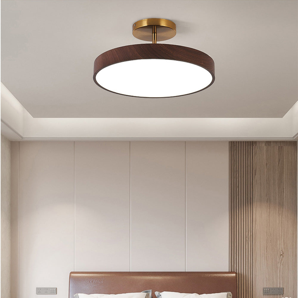 Scandinavische Plafondlamp met Houtlook & Goudkleurig Montuur
