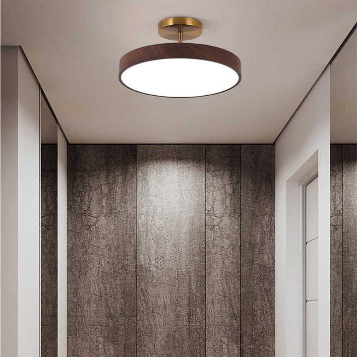 Scandinavische Plafondlamp met Houtlook & Goudkleurig Montuur
