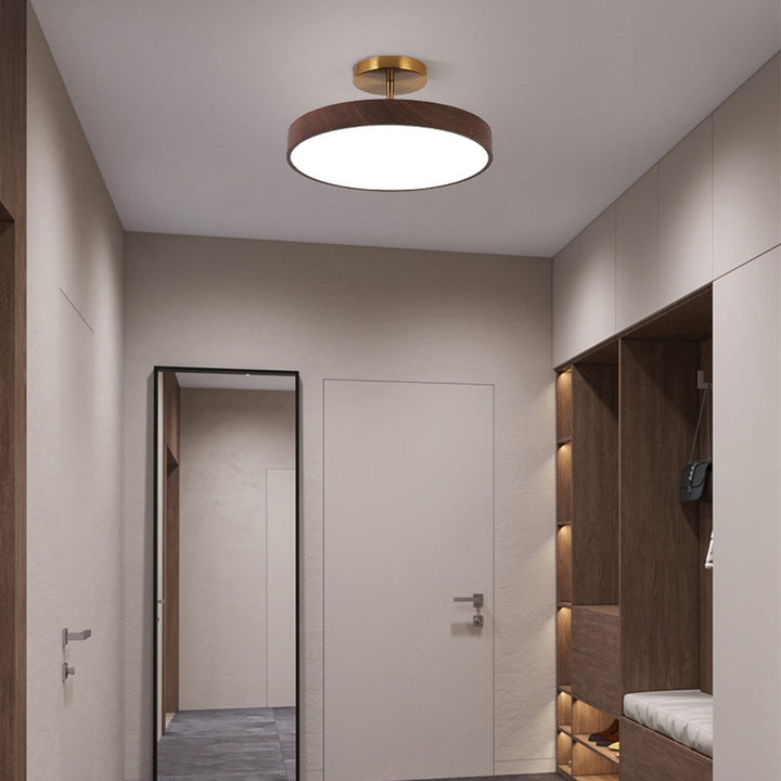 Scandinavische Plafondlamp met Houtlook & Goudkleurig Montuur