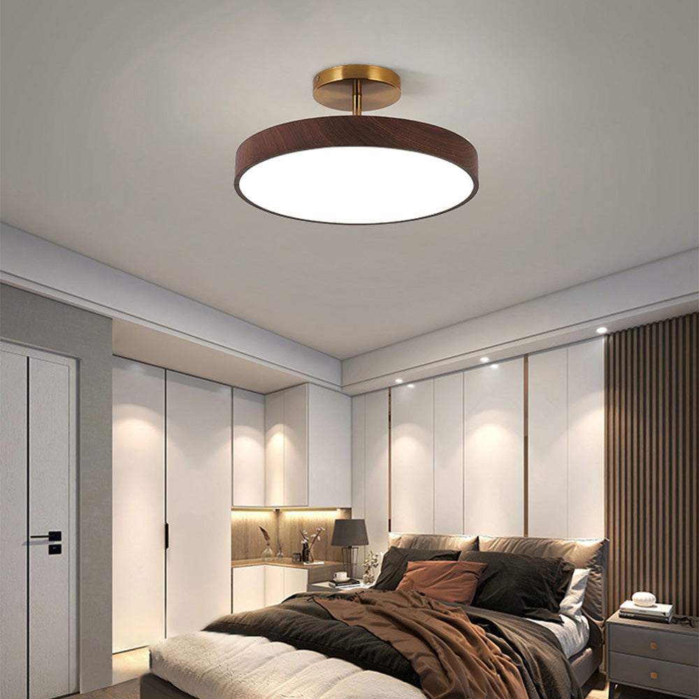 Scandinavische Plafondlamp met Houtlook & Goudkleurig Montuur