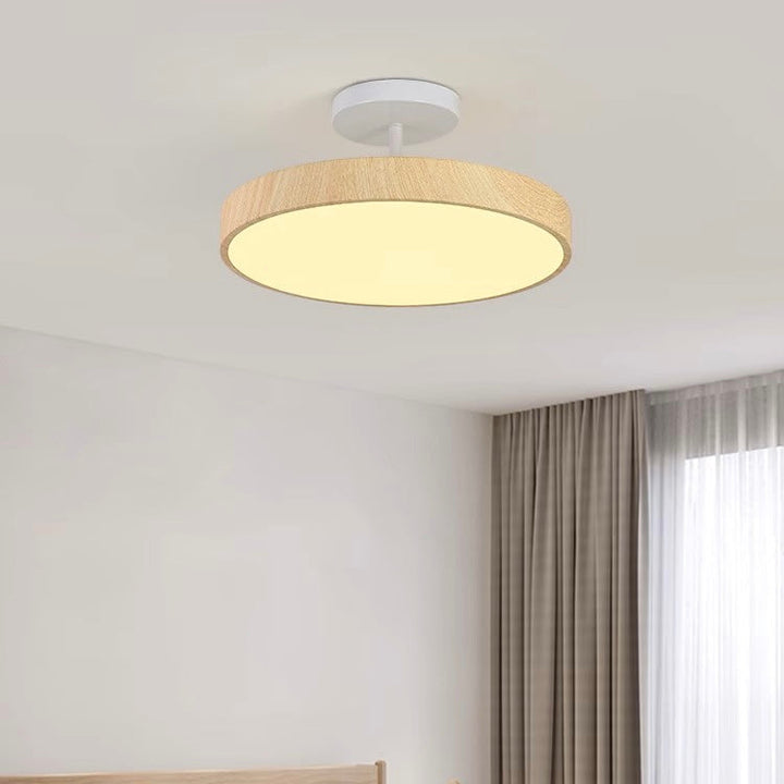 Scandinavische Plafondlamp met Houtlook & Goudkleurig Montuur