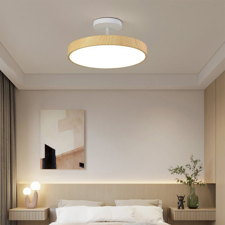 Scandinavische Plafondlamp met Houtlook & Goudkleurig Montuur