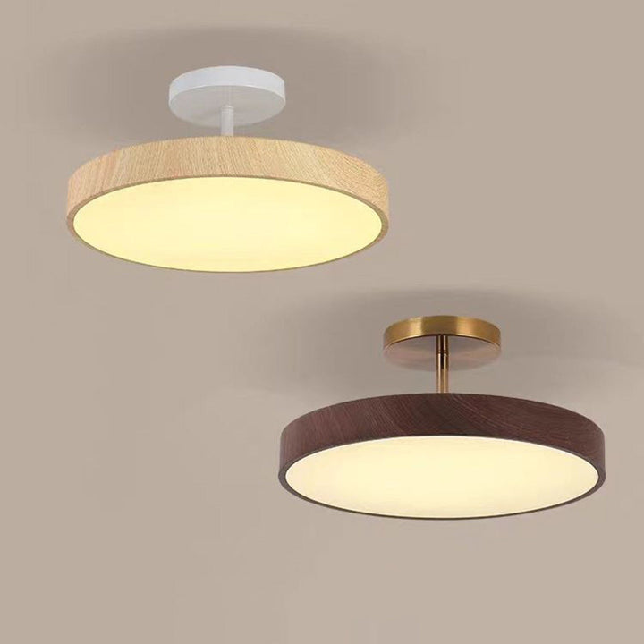 Scandinavische Plafondlamp met Houtlook & Goudkleurig Montuur