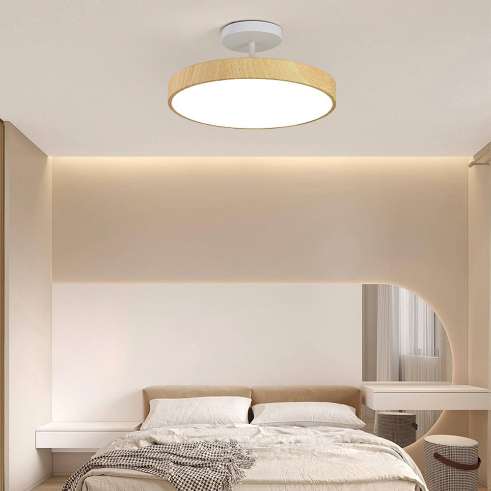 Scandinavische Plafondlamp met Houtlook & Goudkleurig Montuur