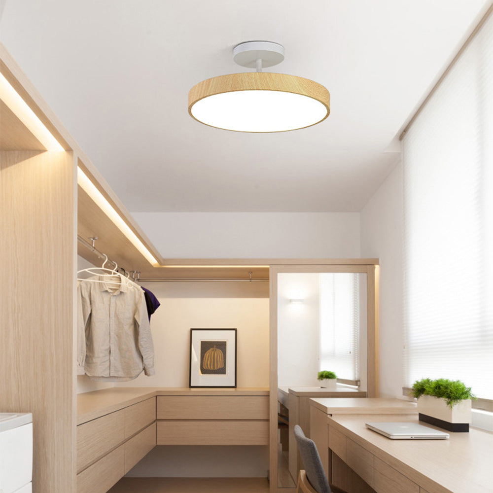 Scandinavische Plafondlamp met Houtlook & Goudkleurig Montuur