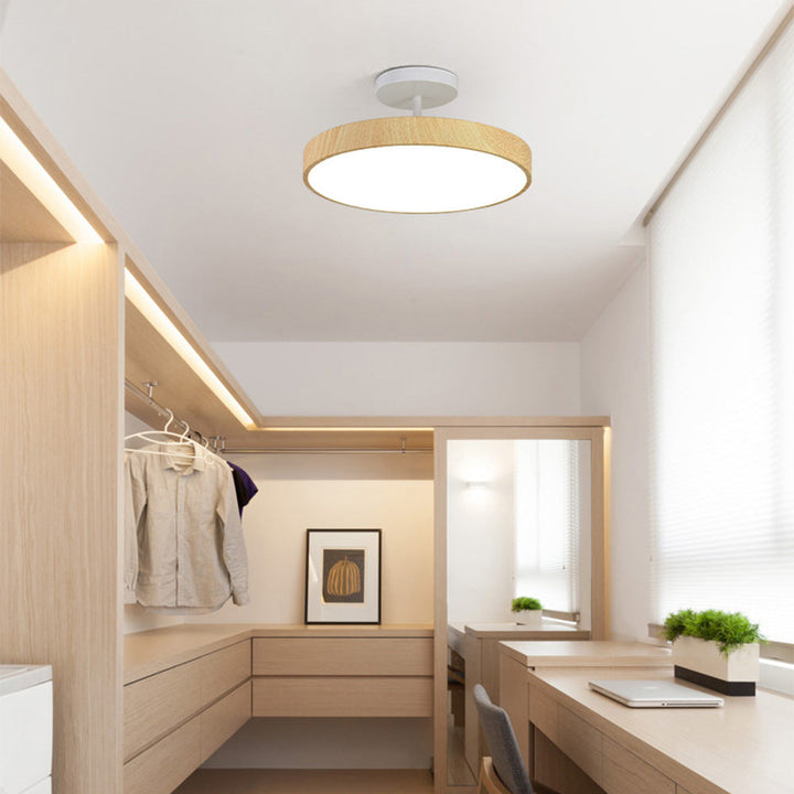 Scandinavische Plafondlamp met Houtlook & Goudkleurig Montuur
