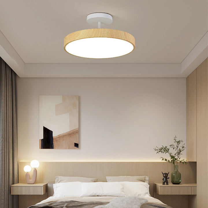 Scandinavische Plafondlamp met Houtlook & Goudkleurig Montuur