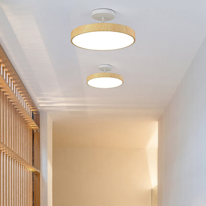 Scandinavische Plafondlamp met Houtlook & Goudkleurig Montuur