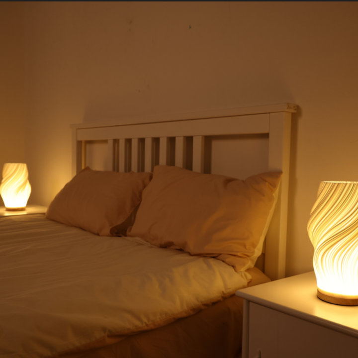 Warme LED Tafellamp met Dimbare Functie & Elegant Golfdesign