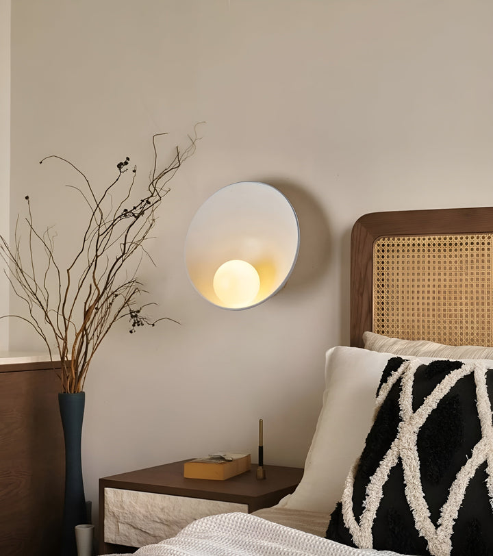 Japandi Wandlamp met Melkglas en Hout voor Warme Sfeerverlichting