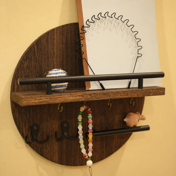 Ronde houten sleutelhouder met haken en wandplank voor de hal